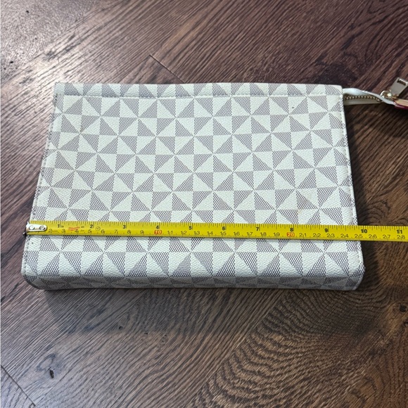 Checkered Pattern Clutch - Picture 6 of 7